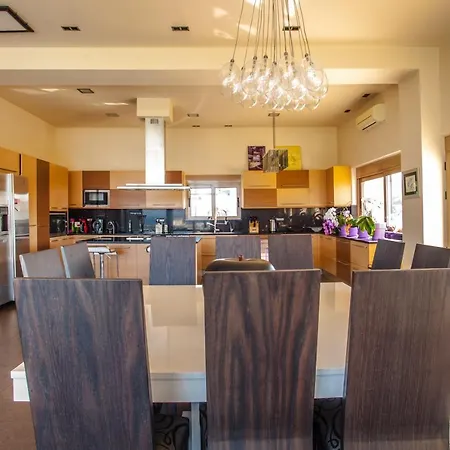 Luxury 6-bedroom With Private Pool- Prigipessa וילה